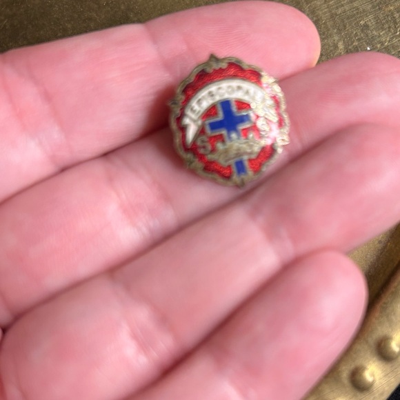 VTG Brass and Enamel Religious pin with cross and crown. - Picture 3 of 5